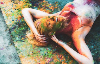 Holi Boya Festivali 'nde neşeli genç bir kadın..