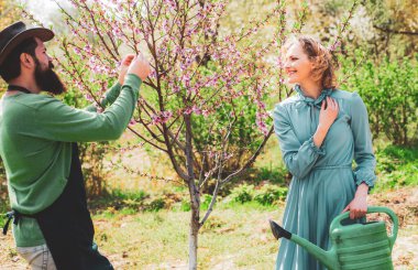 Takım çalışması ve arkadaşlık konsepti. Bahçıvanlık tarım ve insan konsepti.