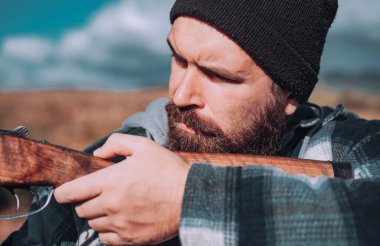 Tüfek tetiği çekti. Vintage hunter. Hunter avı av tüfeği silahla. Hunter Hedef lazer görme ile. Kartuşları av tüfeği. İzini.