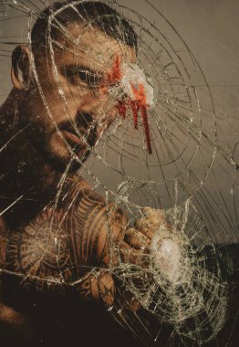 Kavgadan sonra acımasız gangsterler. Latin Amerika 'daki mafya. Güçlü kaslı bir adam. Savaşçı, savaşçı, savaşçı..