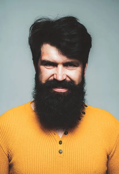 Retrato de close-up de cara de sorriso de homem feliz. Jovem bonito e sorridente. Expressões faciais humanas positivas e emoções. — Fotografia de Stock