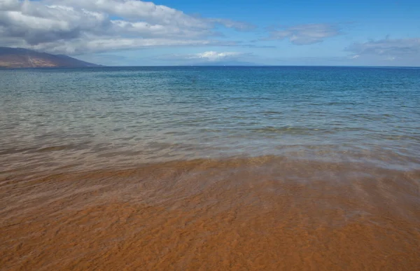 Beach and tropical sea background. Concept of summer relaxation. — Stock Photo, Image