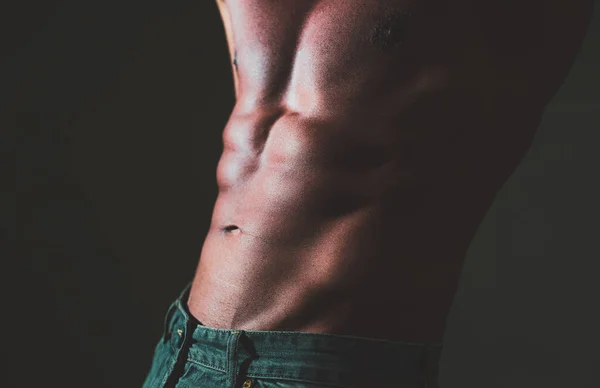 Corpo duro masculino. Homem fitness mostrando seis pack abs em fundo cinza. — Fotografia de Stock