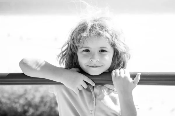 Primer plano retrato de un niño lindo al aire libre. Concepto de infancia y crianza. —  Fotos de Stock