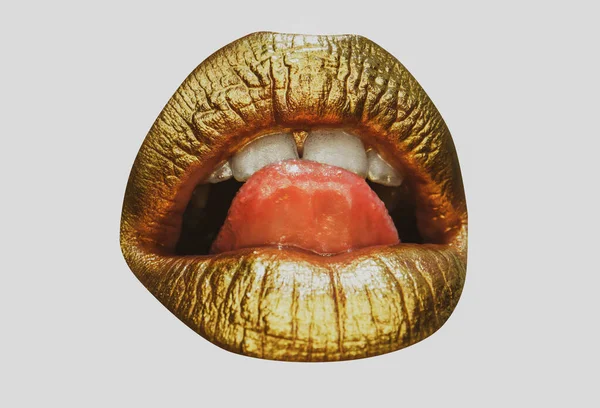 Golden lipstick closeup. Lips with metal makeup. Sexy lips, Metallic lipstick close up. Creative art lipstick. — Stock Photo, Image