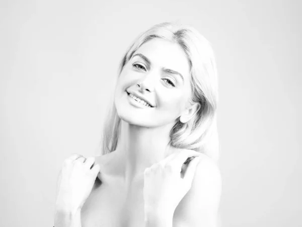 Portrait de femme blonde souriante. Beauté et soins de la peau. Sans maquillage, naturel, cosmétique. — Photo