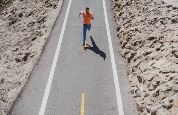 Mannen som springer på vägen. Sportlig man löpare kör på sommaren. — Stockfoto