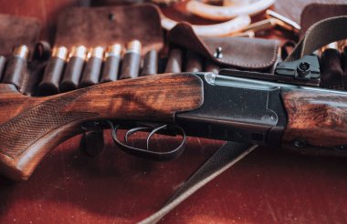 Tüfek tetiği çekti. Açık ve kapalı av sezonu. AV ekipmanları.