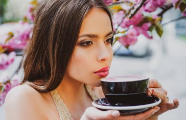 Dışarıda kahve içen bir kadın. Sabah rutini. Espresso americano cappuccino latte.