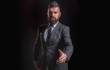 İş hayatında ortaklık kavramı. El sıkışırken iş adamı portresi. İş adamı kavramı. İş kendine güvenen.