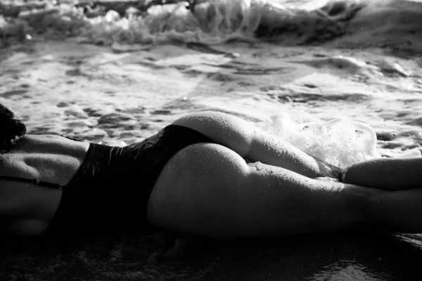 Corpo feminino bonita na praia, férias e viagens em férias de verão. — Fotografia de Stock