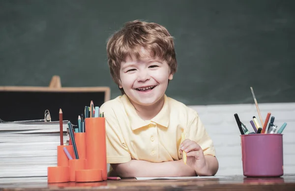 Wróć do szkoły. Śmieszne małe dziecko skierowanie na tablicy. Cute Little przedszkola Kid Boy w klasie. — Zdjęcie stockowe