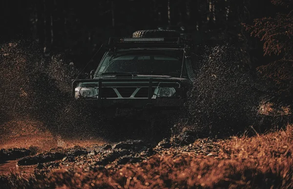 Geländewagen zwischen Gebirgslandschaft. Expeditions-Offroader. Geländewagen geht auf Bergtour. Die besten Geländewagen. Schlamm und Wasser beim Geländerennen. — Stockfoto