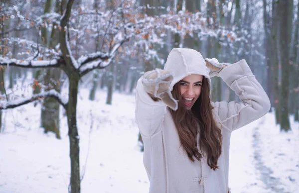 Uma fã de mulheres de Inverno. Natal férias de inverno conceito. Pessoa de inverno vintage . — Fotografia de Stock