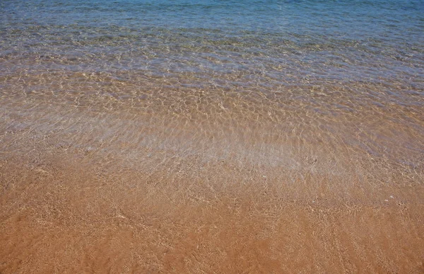 海滩背景。平静美丽的海浪在沙滩上.热带海岸的海景. — 图库照片