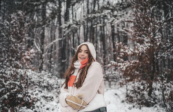 Αισθησιακό μελαχρινή χειμώνα κορίτσι Ποζάροντας και τη διασκέδαση. Άνθρωποι στο χιόνι. — Φωτογραφία Αρχείου