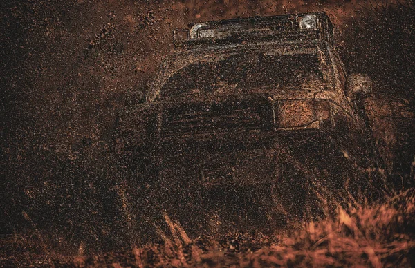 Jeep aventuras al aire libre. Mudding está fuera de la carretera a través de una zona de barro húmedo o arcilla. Movimiento de las ruedas neumáticos y off-road que va en el polvo en la arena . —  Fotos de Stock