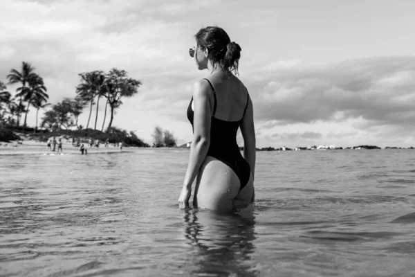 Vacaciones en playa. Hermosa mujer en bikini de pie disfrutando de un día de verano en la playa en el océano. Viajar en Hawaii. —  Fotos de Stock