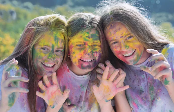 Amis adolescents avec des couleurs sèches. Couleurs sèches. Les amis d'école d'adolescence s'amusent en s'amusant en tirant dehors avec des couleurs sèches. Bonne humeur avec des couleurs sèches colorées. Holi coloré sur le visage peint. — Photo