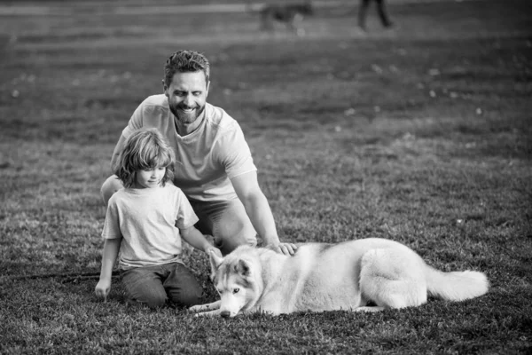 Apa és fia kutyával a természetben. — Stock Fotó