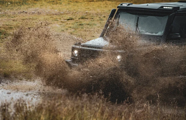 Spedizione fuoristrada in jeep ai villaggi sulla strada di montagna. Concetto di viaggio e corsa per fuoristrada 4x4. — Foto Stock