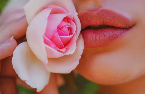 Dudaklarını Rose 'a yakın tut. Pembe dudaklar. Dudaklarındaki doğal boya. Güzel model kızların ağzında şehvetli dudaklar. Güzellik makyajı yakın çekim. Bahar akıyor.. — Stok fotoğraf