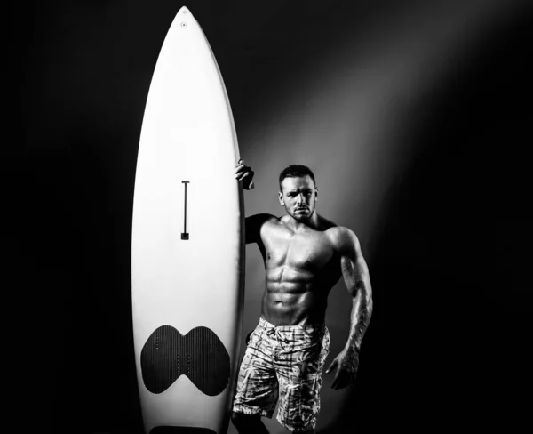 Sexy gespierde zomerjongen. Knappe man met lijfplank of surfplank met atleet, fit en stevig lichaam. — Stockfoto