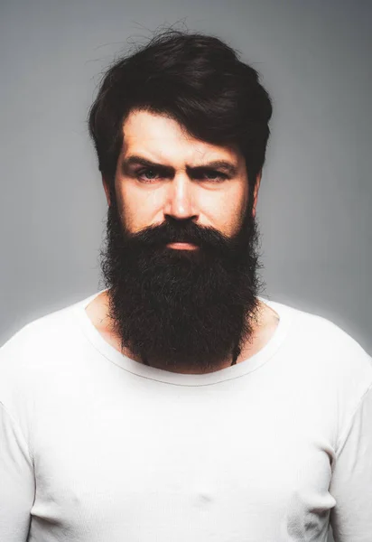 Retrato de homem sério confiante tem barba e bigode, olha a sério, isolado. Pensando cara barbudo elegante. — Fotografia de Stock