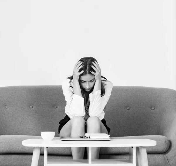Tristeza mujer de negocios deprimida, chica secretaria de frustración, empleado estresado trabajando horas extras con demasiado trabajo, problema de oficina en el espacio de trabajo. —  Fotos de Stock