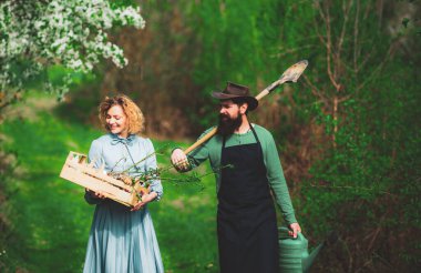 Çiftlikten taze organik sebzeler. Bir çift çiftçi. Sebze bahçesinde duran neşeli çiftçiler. Yaşam tarzı ve aile hayatı.