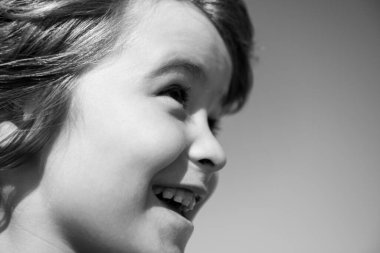 Çocuklar makro portresi, mavi gökyüzündeki şirin çocuğun kafasını fotokopi alanı ile kapatın..