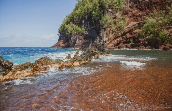 Παραλία Ρεντ Σαντ, Μάουι στη Χαβάη. Θαλάσσια κύματα και βράχος. — Φωτογραφία Αρχείου