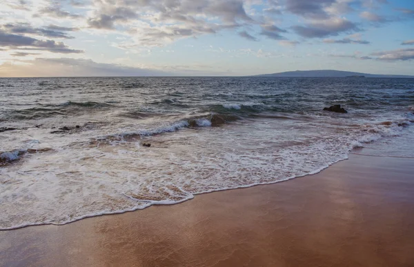 Vue sur la mer, fond nature. Plage azur avec et eau claire de l'océan à la journée ensoleillée. — Photo