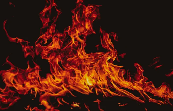 Fuego de llama. Quemar luces sobre un fondo negro. Llamas de fuego sobre fondo negro. Fondo de llama de fuego abstracto. —  Fotos de Stock