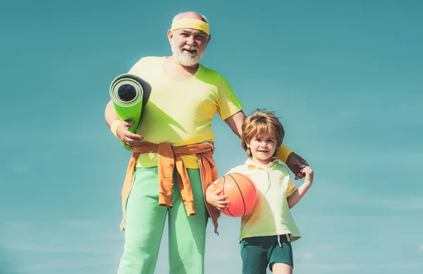 Padre e figlio che si allenano. Allenamento per anziani nel centro di riabilitazione. Muoviti. Sport per bambini piccoli. Felice famiglia amorevole . — Foto Stock