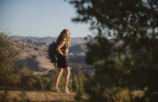 Randonneur fille randonnée montagne avec sac à dos. Fille sportive regardant le paysage magnifique et sauvage au point panoramique. Tourisme de randonnée. — Photo