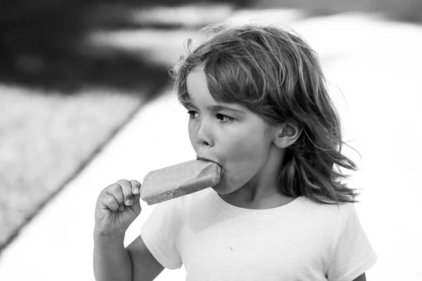 Criança engraçada a comer gelado, cara. Retrato de cabeça de crianças. — Fotografia de Stock