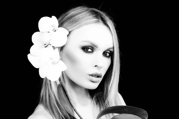 Donna con fiore di orchidea. Prodotti cosmetici. Salute di bellezza. — Foto Stock
