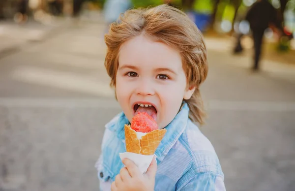 Il ragazzo mangia gelato all'aperto. Cibo spazzatura per bambini. Deliziosi spuntini estivi. Gelato. — Foto Stock