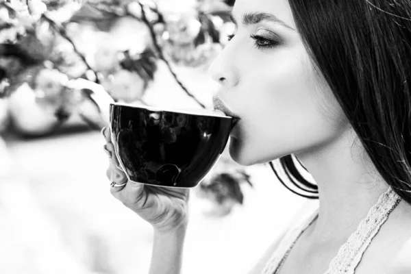 Kávészünet. Egy nő kávét iszik odakint. Reggeli rutin. Cappuccino espresso americano latte. — Stock Fotó