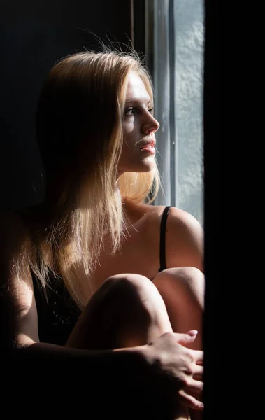 Chica sensual cerca de la ventana. Retrato romántico de hermosa modelo femenina. Encantador modelo de elegancia con aspecto seductor sensual. Belleza sexy cara femenina con luz de estudio dramática. — Foto de Stock