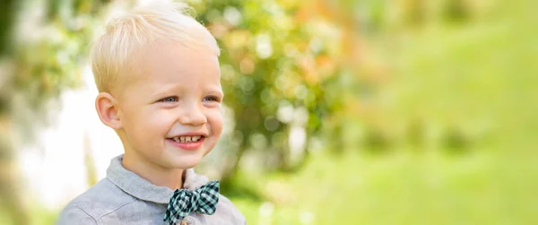 Banner met lente kinderportret. Lente lachend kind. Zonnig portret van een kleine jongen. Gelukkige jeugd. — Stockfoto