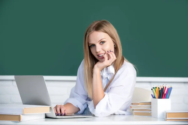 Nettes Teenie-Mädchen, Schüler schreiben Notizen, sehen Video-Online-Webinar, lernen am Laptop, sitzen im Klassenzimmer, Fernkurs, Videokonferenz am PC. Teenager-Mädchen. — Stockfoto