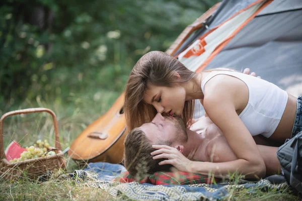 Beijo de coupl sexy no acampamento. Adorável jovem coupl perto da tenda do acampamento. Casal de campismo apaixonado. Casais de amantes turistas relaxar na natureza. Camping viagem com os amantes. — Fotografia de Stock