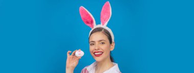 Tavşanlı Paskalya bayrağı. Mutlu Paskalyalar. Dudaklar ve Paskalya, Paskalya yumurtasında ruj izi. Tavşan kulaklı genç kadın. Tavşan kulaklı mutlu bir kadının portresi..