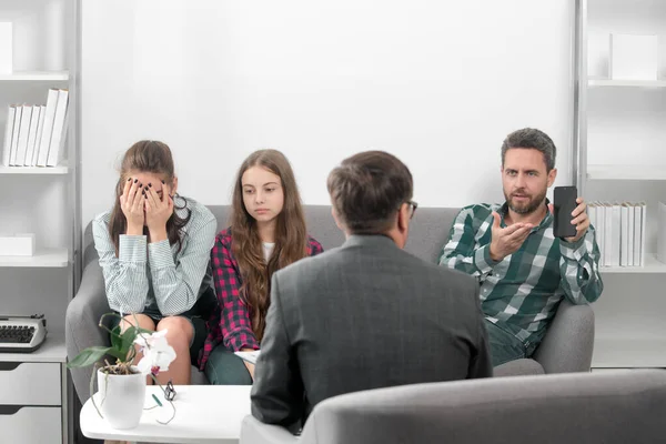 Psycholoog helpt jonge familie met een kind om tienerproblemen op te lossen. Ouderlijk concept. Probleem met sociale media. — Stockfoto