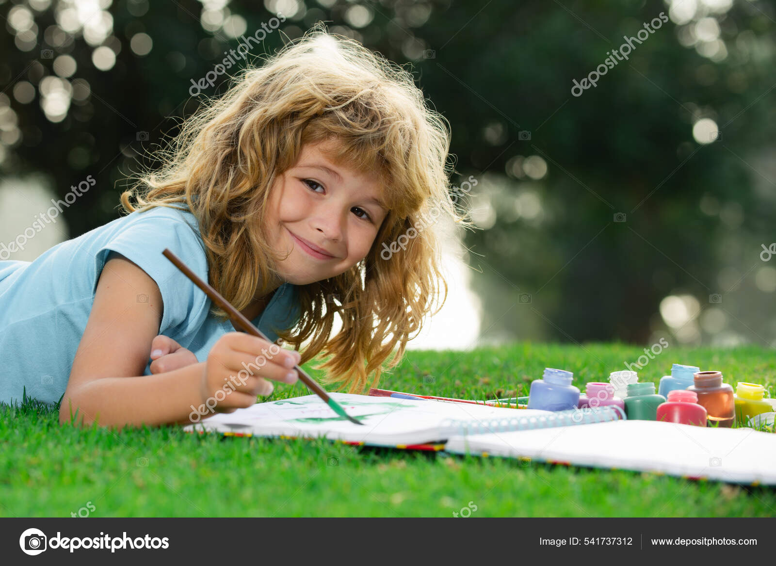 Crianças a desenhar. Menino desenha no parque deitado na grama se  divertindo no fundo da natureza. Crianças artista criatividade. — Foto ©  Tverdohlib.com #541737312, image size:1600x1167