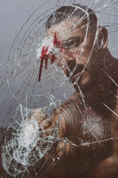 戦う準備ができている。人ボクシング、強さと力。ヒスパニック系ギャングの男南アメリカ人ラテン語深刻な顔をした犯罪者. — ストック写真