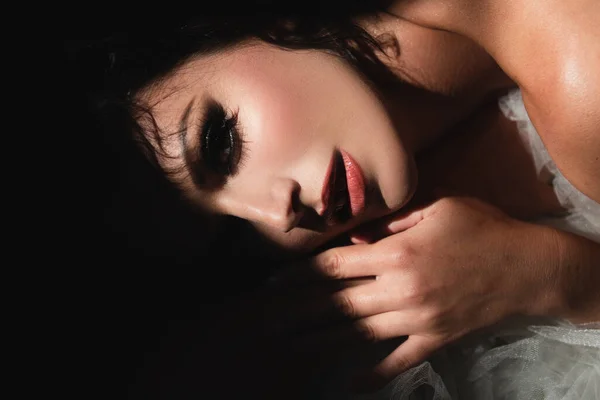 Sexy Mädchengesicht im Schatten. Sinnliche Frau mit Schatten auf schönem Gesicht. — Stockfoto