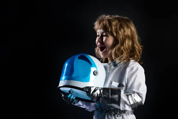 Visage en gros plan d'un petit astronaute excité avec un casque à l'air de rêve. Fond isolé avec espace de copie. — Photo